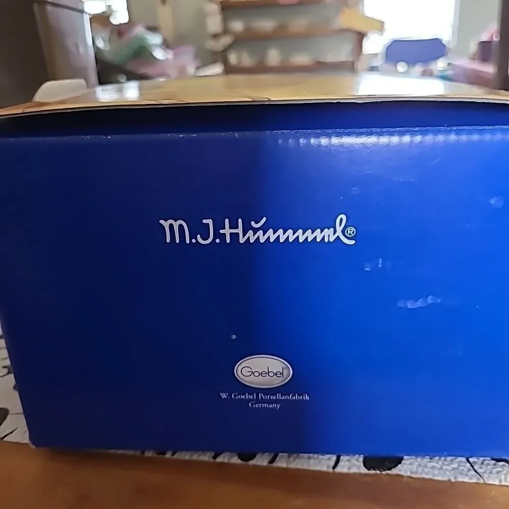M.J.Hummel Bust